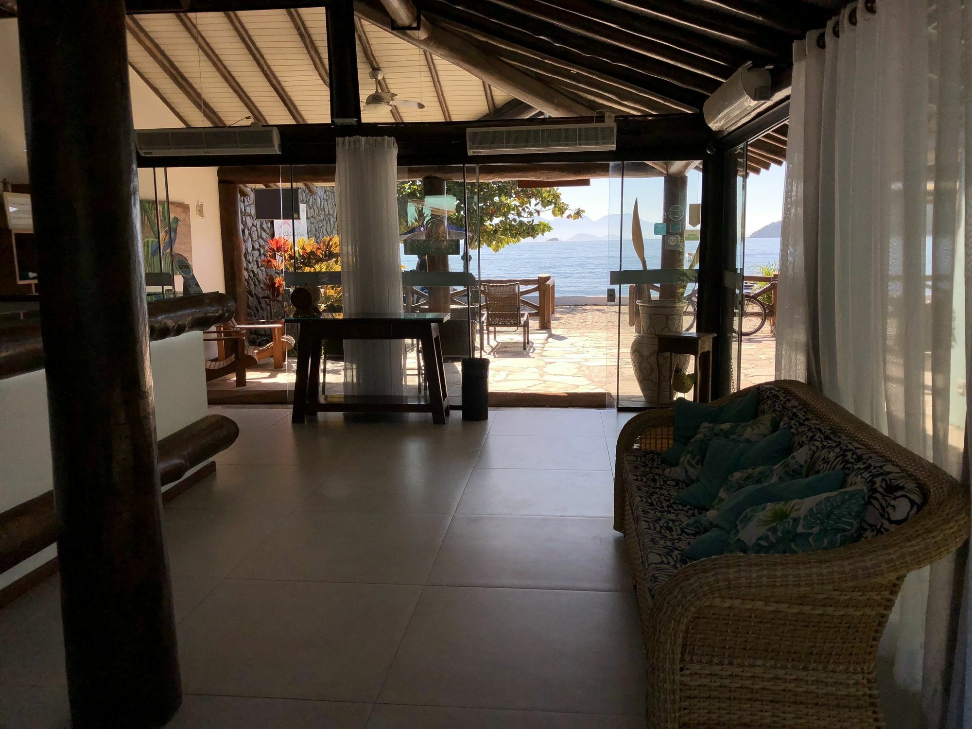 Pousada Recreio Da Praia Vila do Abraao ภายนอก รูปภาพ